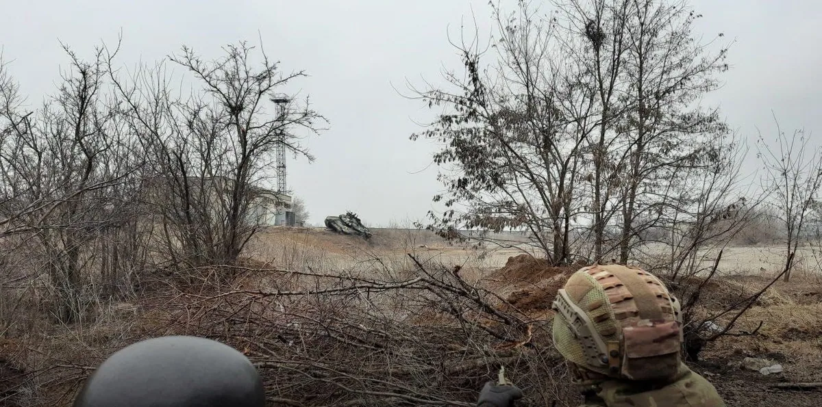 Ukrainian soldiers attack a Russian tank in Mariupol (1)